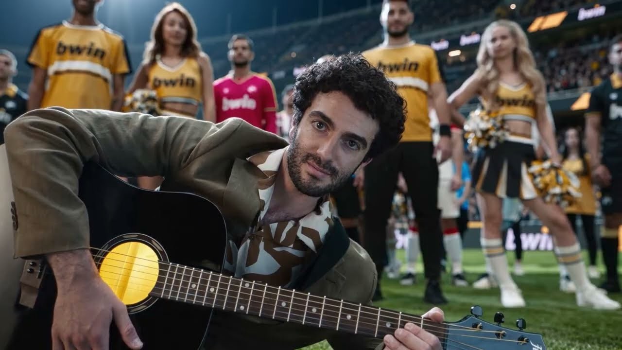 bwin Μέσα στο παιχνίδι καμπάνια με κιθαρίστα σε γήπεδο